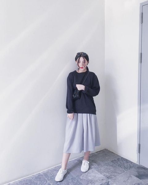 Công thức chân váy xòe với áo sweatshirt phù hợp cho cô nàng năng động