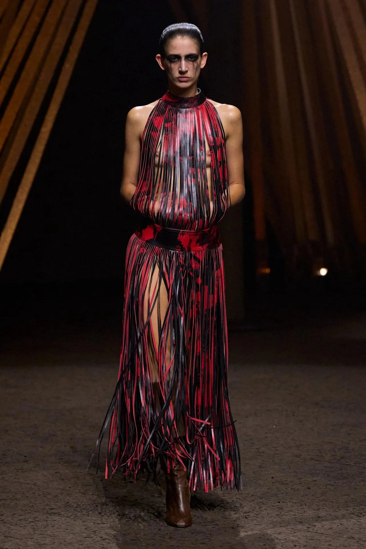 Nhân đôi sự nổi bật với váy hoa tua rua nhà McQueen