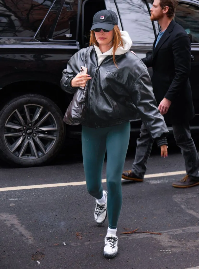Hailey Bieber diện áo hoodie