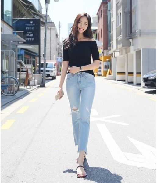 Áo thun trễ vai phối cùng quần jeans