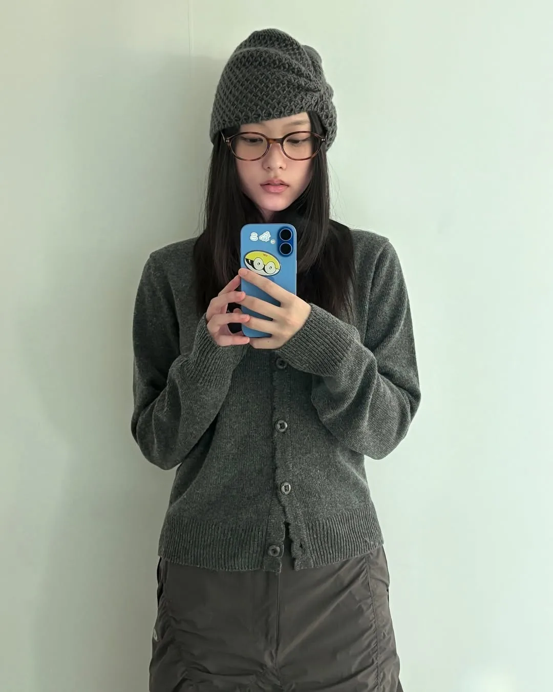 Haerin diện áo cardigan