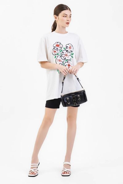 Phong cách năng động khi phối áo phông thụng cùng biker short