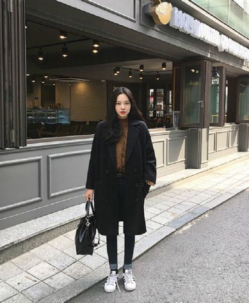 Tôn dáng cùng quần skinny jeans và giày thể thao trắng