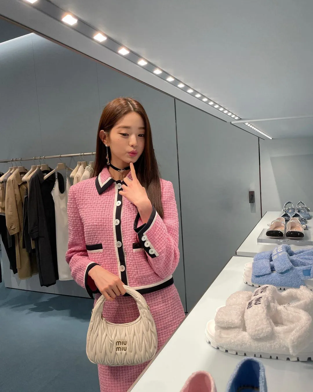 Tinh thần preppy hiện đại thường đến từ tỉ lệ ngắn, gọn và sáng màu thay vì quá nhiều lớp cồng kềnh