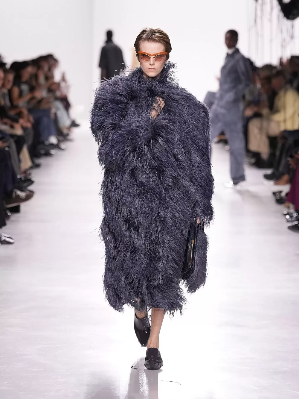 Bước chuyển mình của thời trang Xuân 2026 trên nền ánh sáng runway