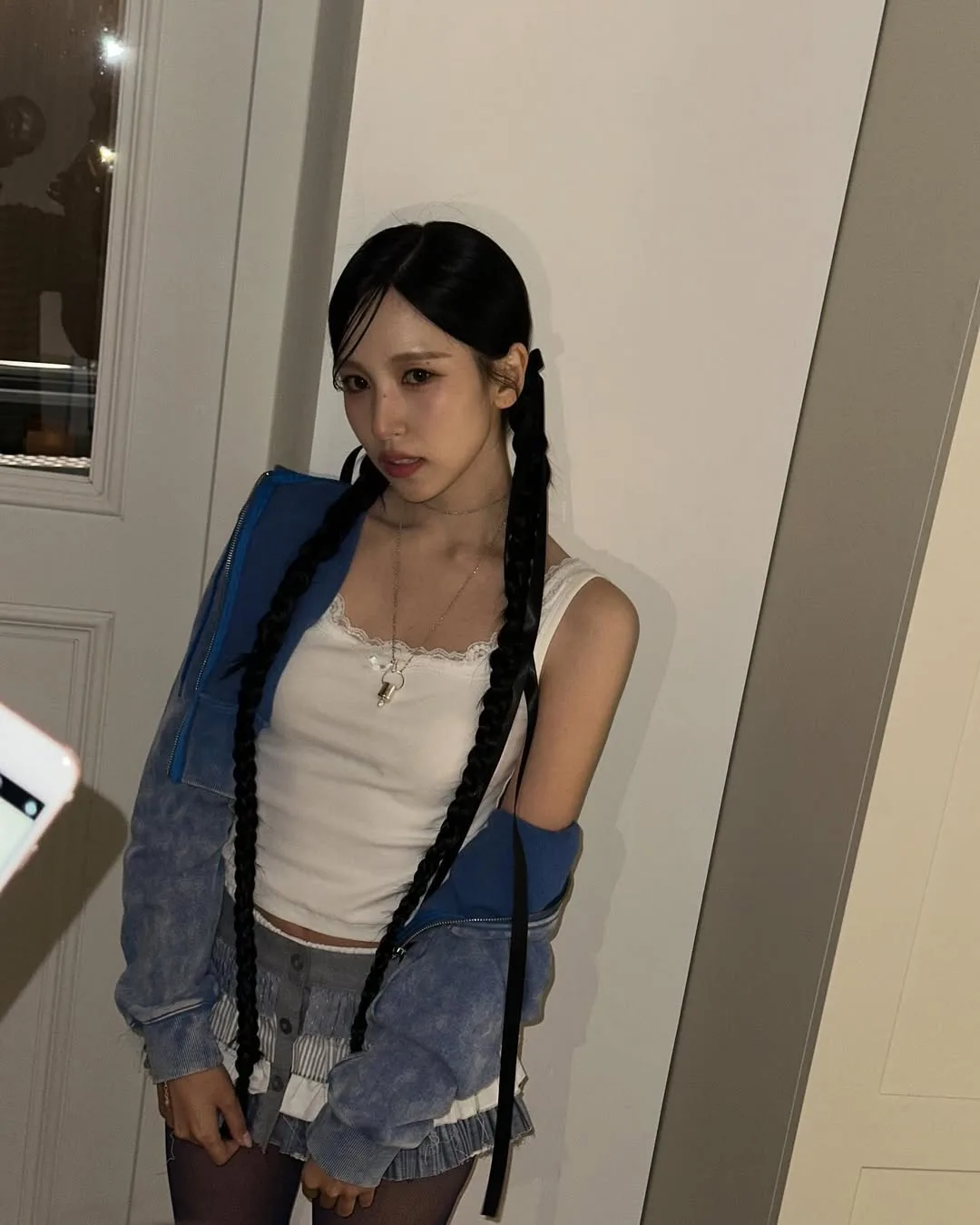 Áo hai dây phối cùng chân váy ngắn mini skirt