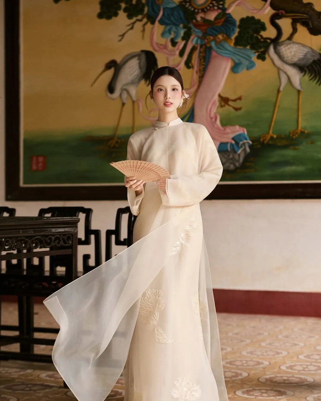 Một bản phối áo dài trơn màu là cách quý cô tối giản tìm về với những giá trị di sản nguyên sơ và thuần khiết