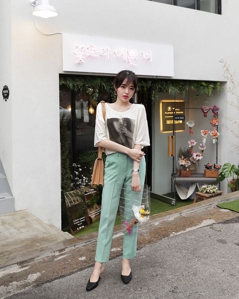 Quần tây xanh nhã nhặn phối cùng áo sơ mi trắng cơ bản