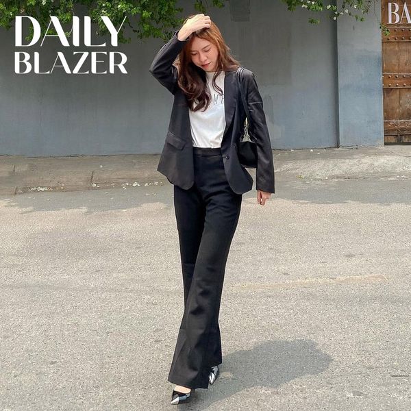 Blazer cùng quần ống suông đồng điệu