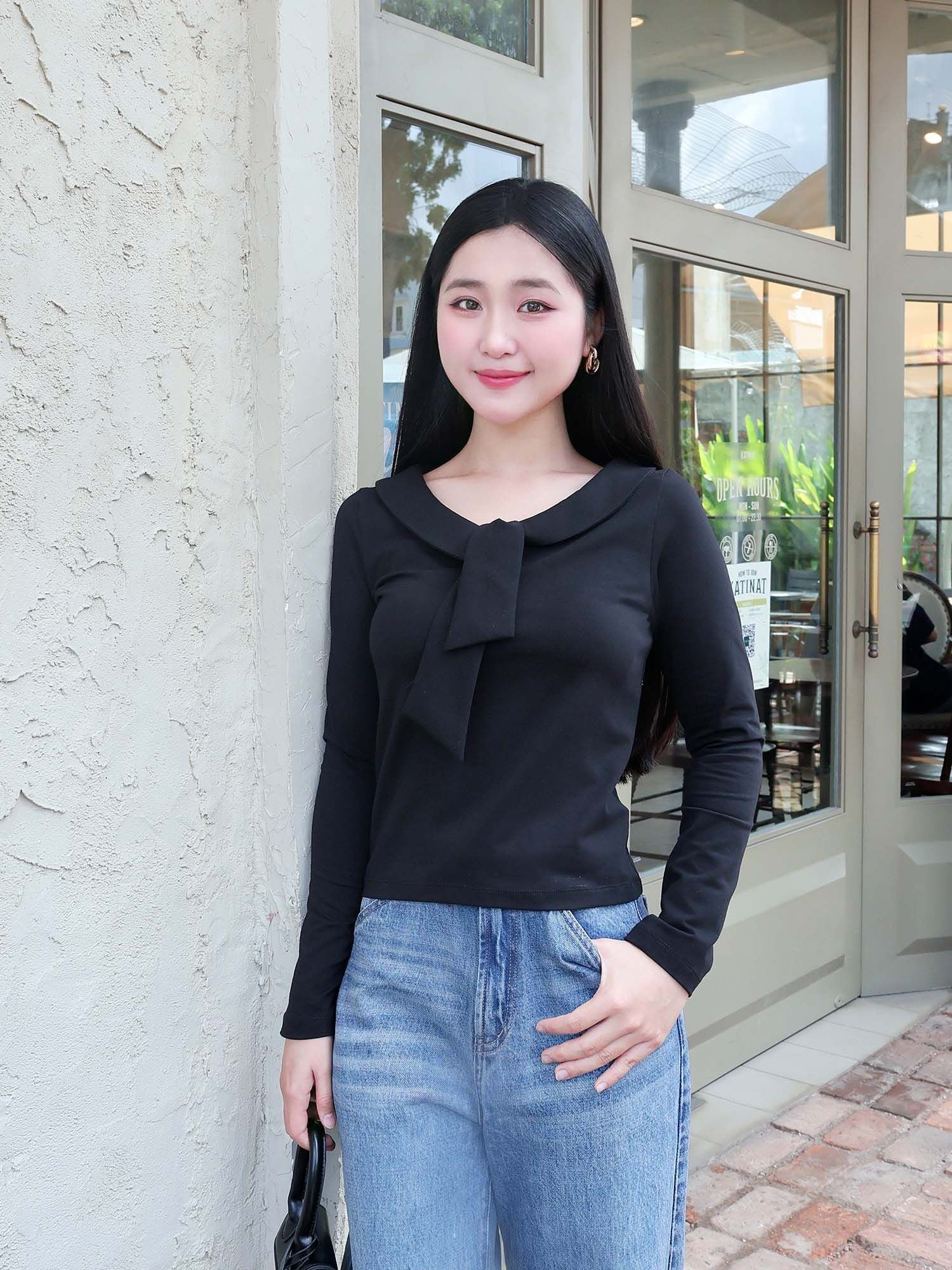Mẫu áo thun cổ liền nơ đen phối cùng chân váy