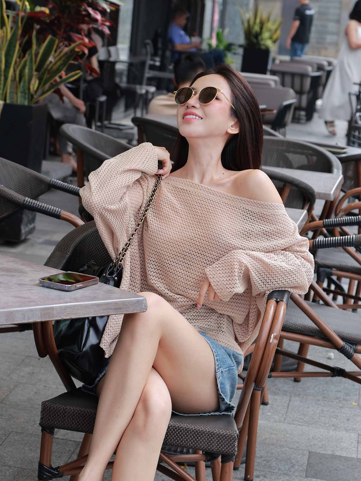 Áo lưới oversize cổ thuyền với gam nâu trung tính, dễ phối theo phong cách tối giản