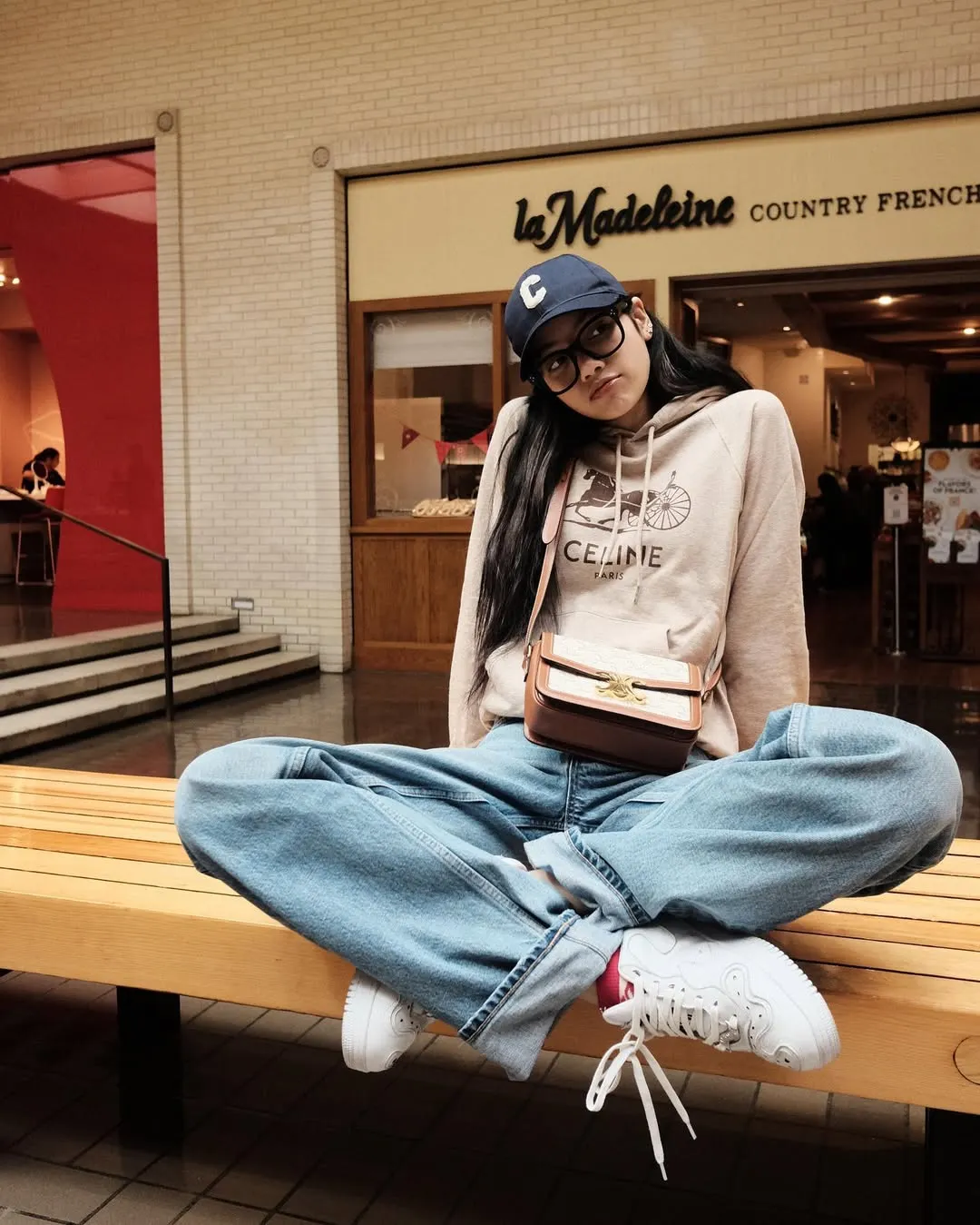 Lisa Blackpink diện hoodie phối quần denim