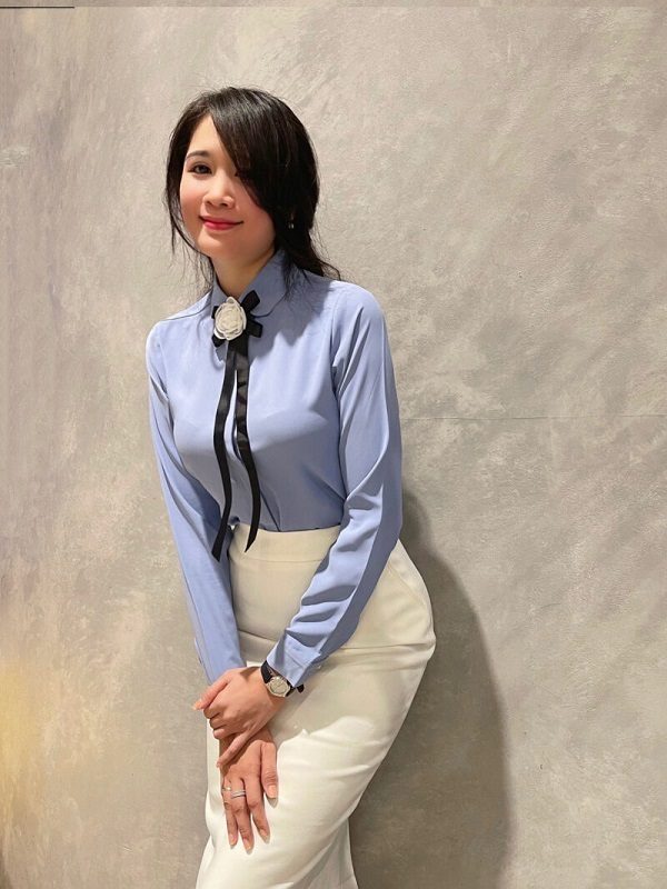Áo sơ mi cài hoa phối chân váy bút chì