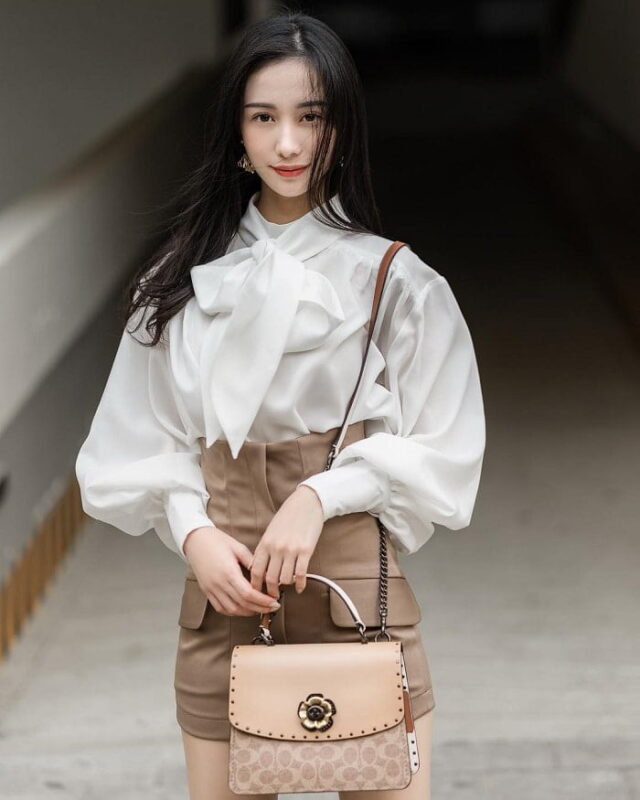 Nhẹ nhàng nhưng cuốn hút với cách phối đồ từ áo voan và chân váy cho cô nàng sinh viên