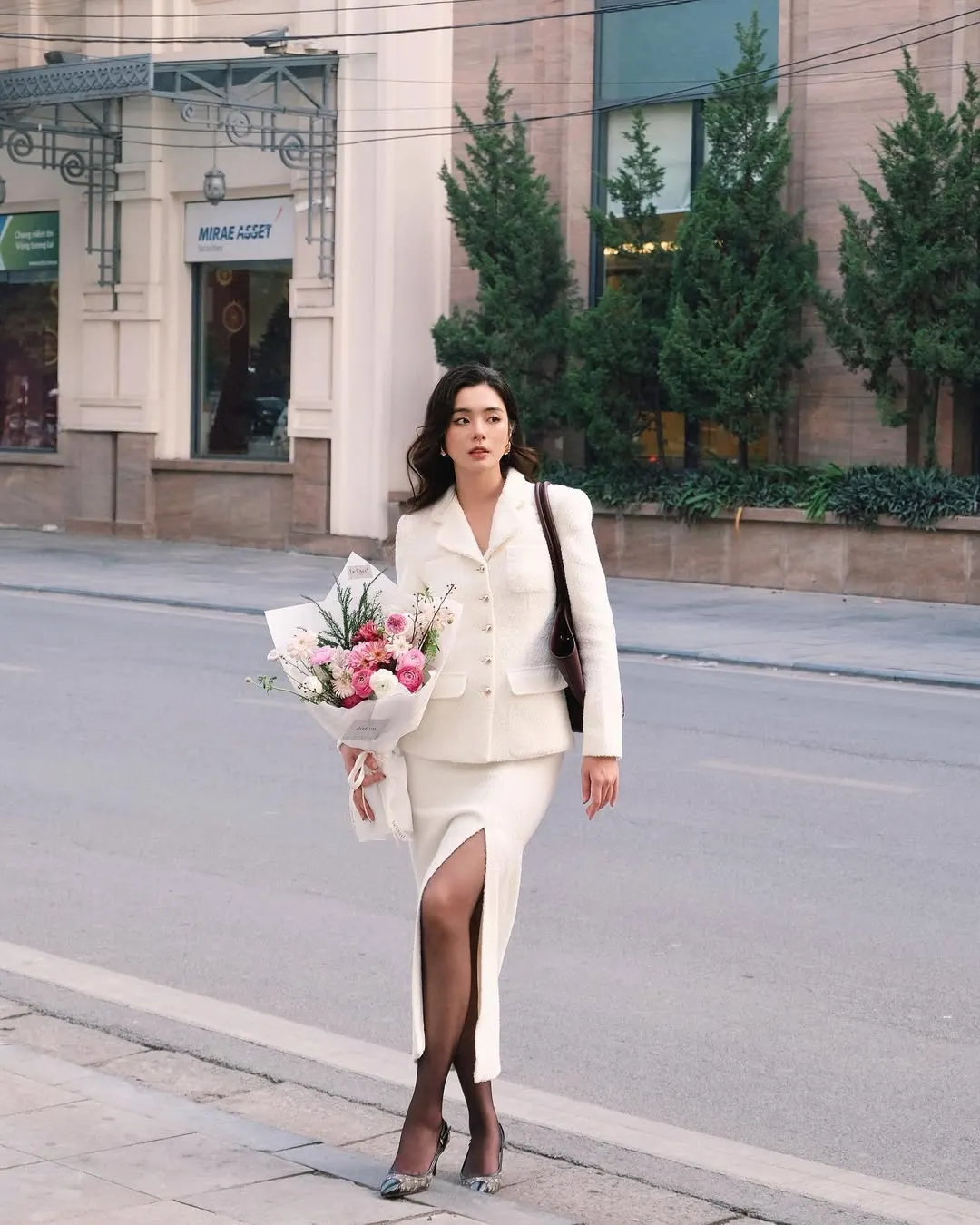 Blazer kết hợp với chân váy tạo nét nữ tính tinh tế