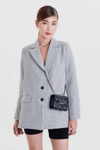 Áo blazer vai mềm thả nhẹ giúp cân bằng bờ vai rộng của dáng tam giác ngược