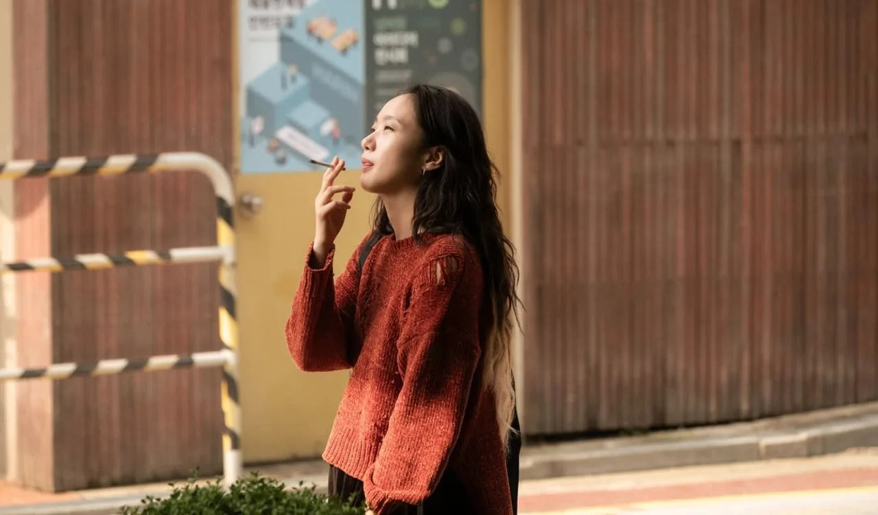 Kim Go Eun diện áo len đỏ trong đôi bạn học yêu
