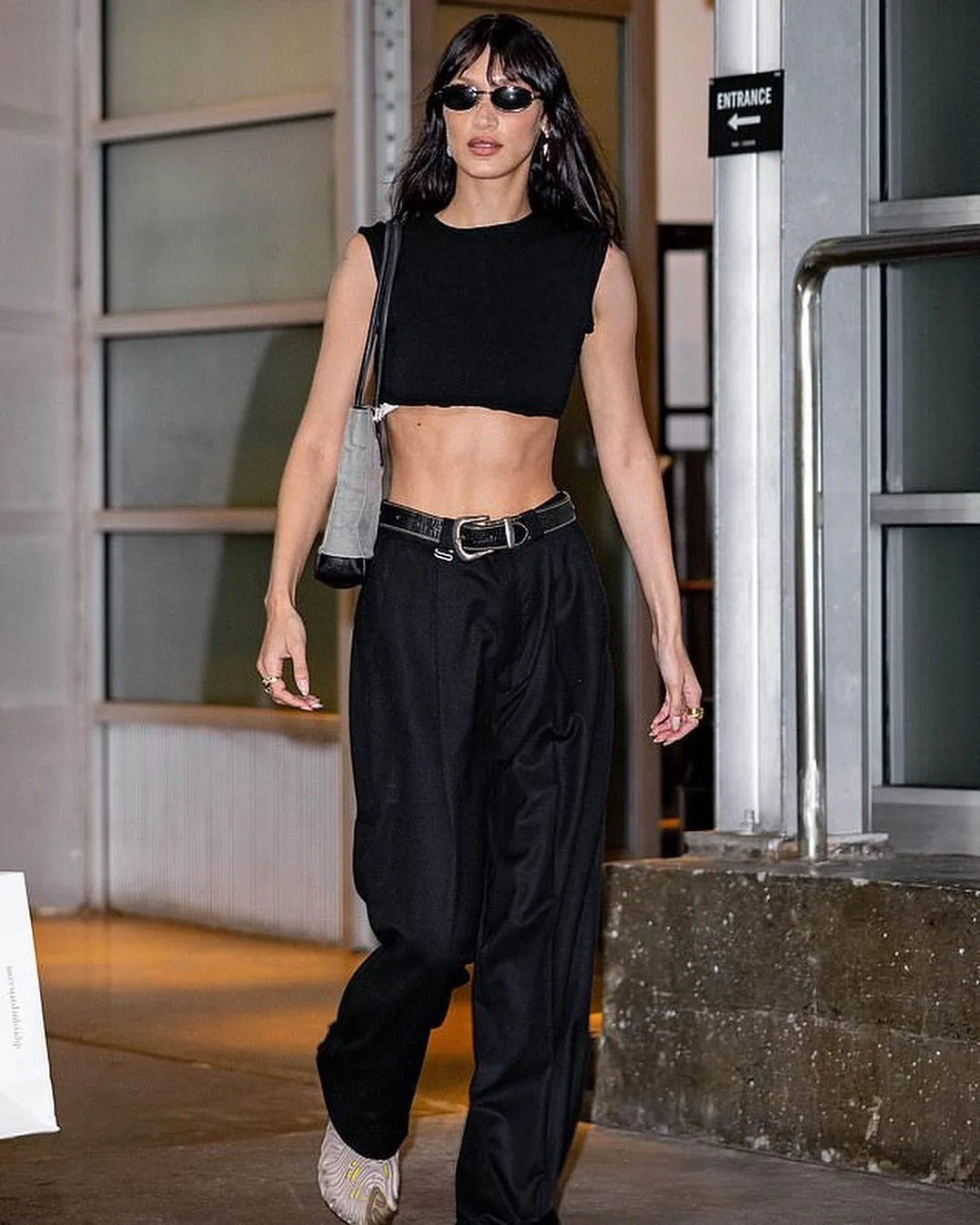 Bella Hadid minh họa cách phối crop top và quần cạp cao để tạo dáng thanh thoát