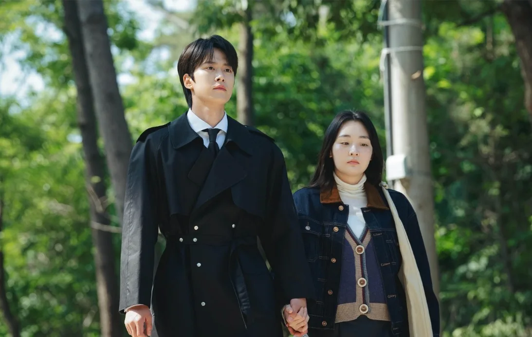 Áo chất denim Kim Min-ha trong Way Back Love