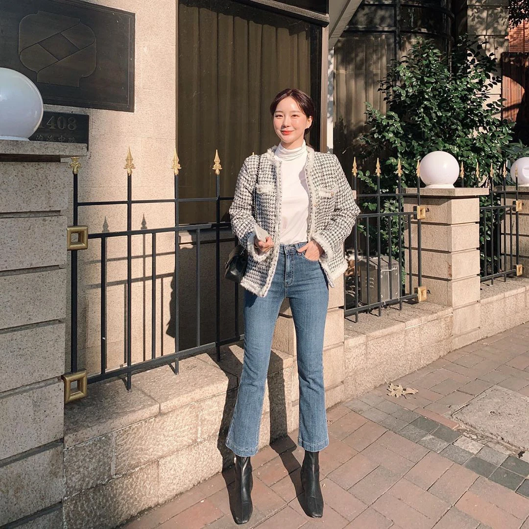 Áo len sơ vin với quần jeans ống loe cho tổng thể cực thời thượng