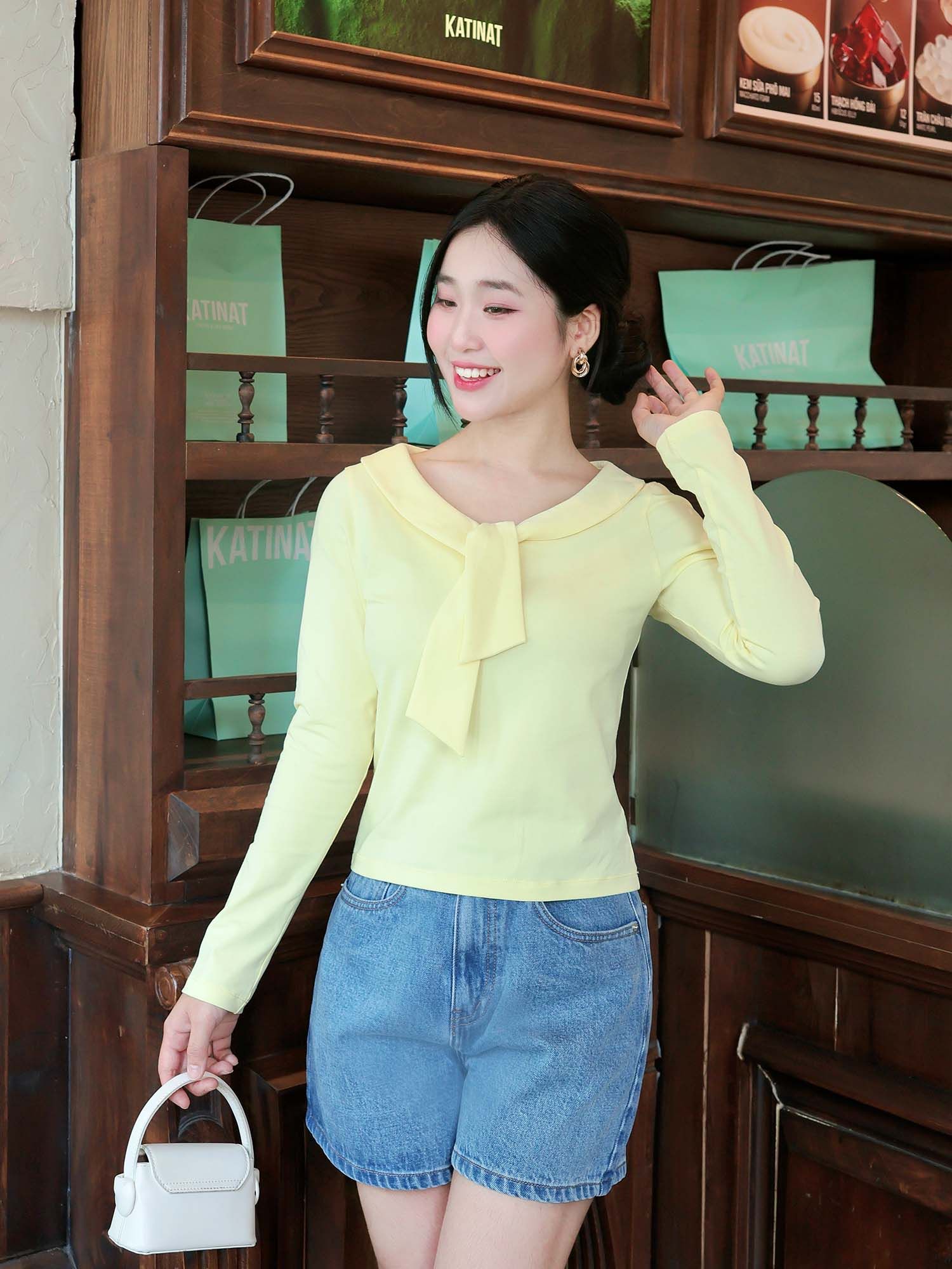 Áo thun cổ liền nơ màu vàng trẻ trung cho môi trường học thuật