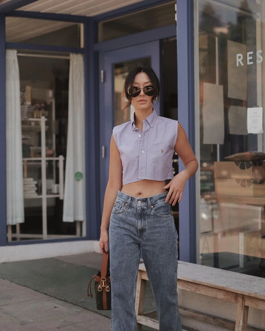 Phong cách thời trang tối giản sơ mi lửng cùng quần jeans