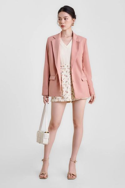 Áo blazer có chi tiết chiết eo nhẹ tạo đường cong thị giác cho dáng hình chữ nhật