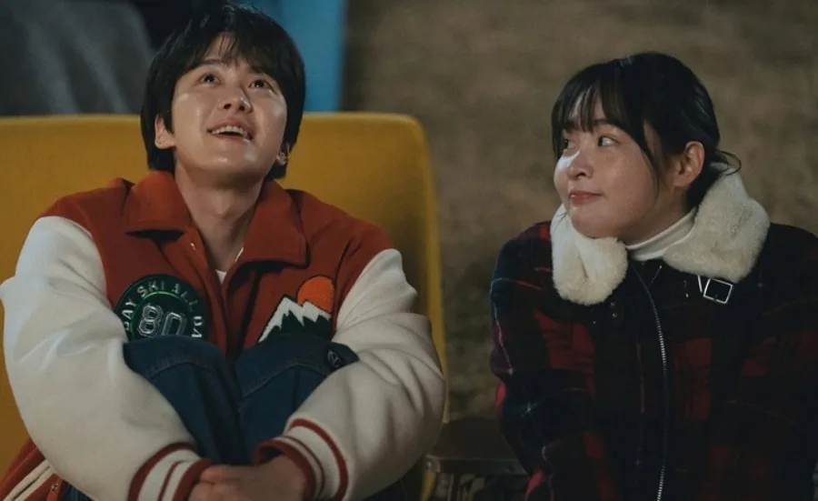 Áo bomber Kim Min-ha từ Way Back Love