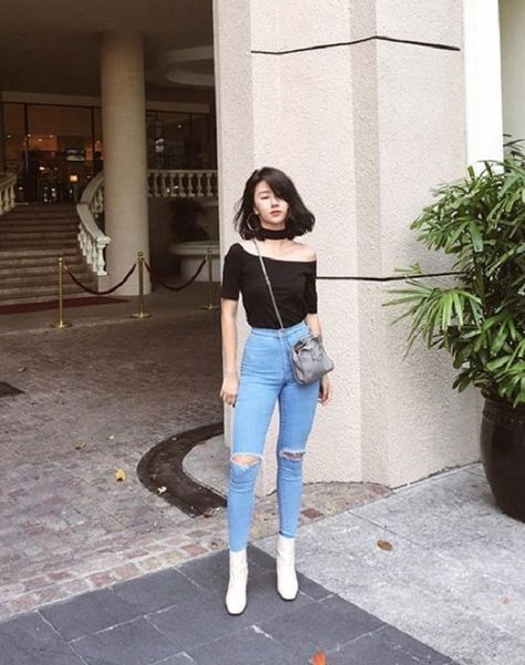 Áo thun trễ vai phối cùng chân váy midi