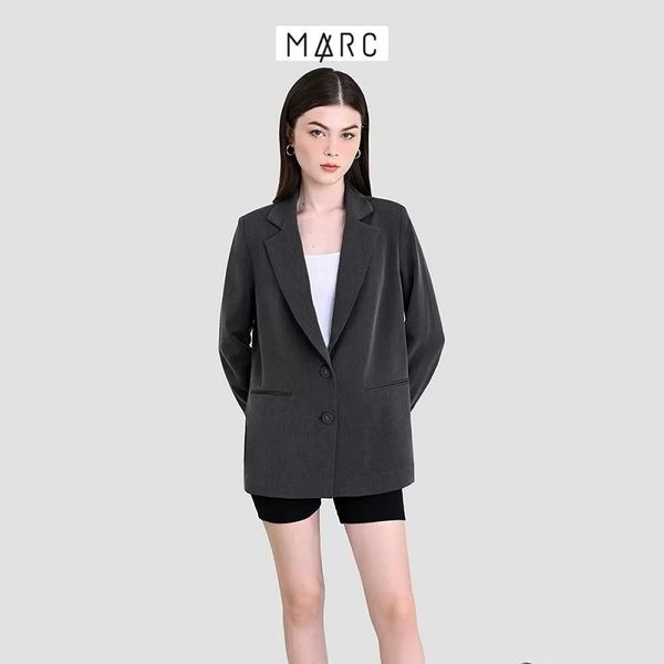 Phối áo blazer cùng quần biker thể thao