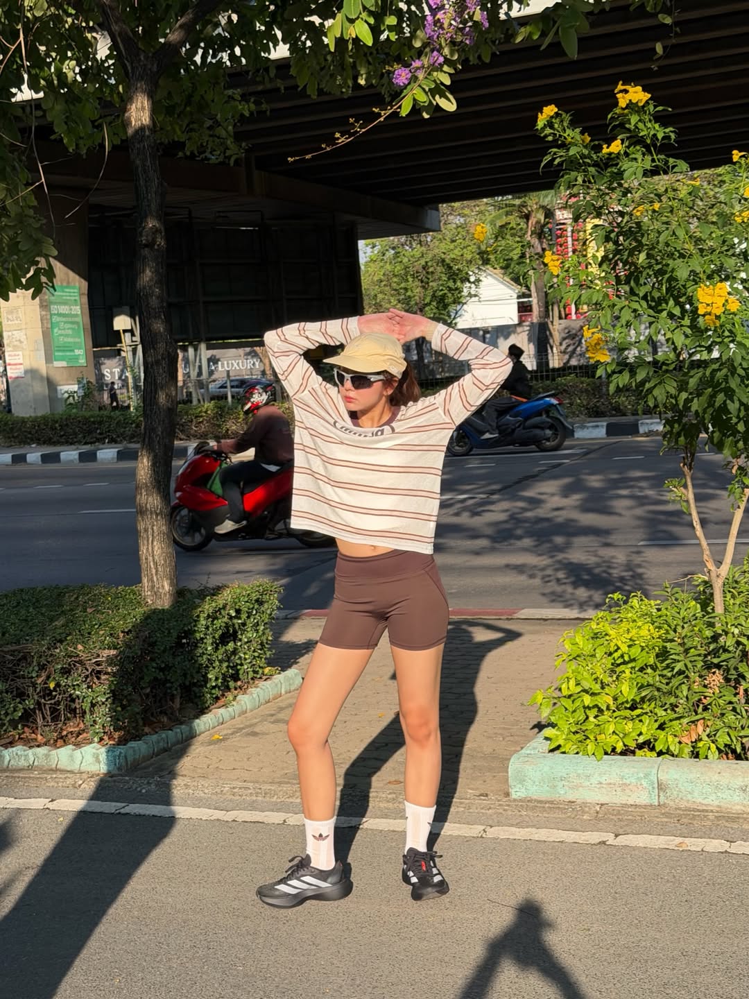 Tất cao cổ và giày thể thao năng động