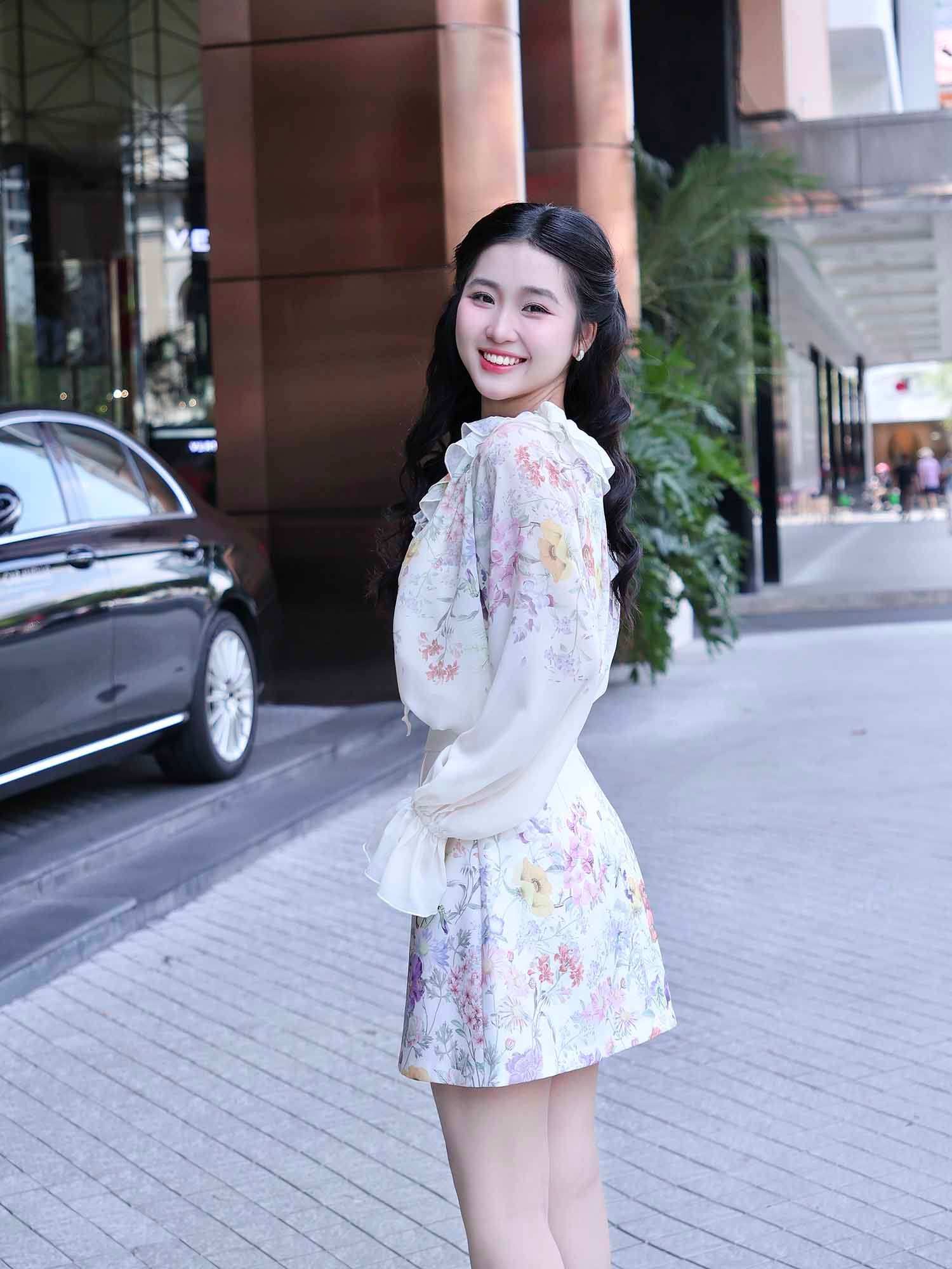 Thiết kế tay phồng và cổ bèo tạo điểm nhấn nữ tính