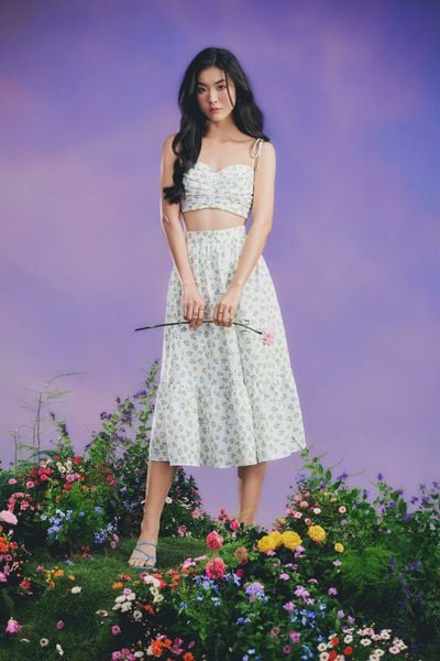 Áo croptop cùng chân váy midi