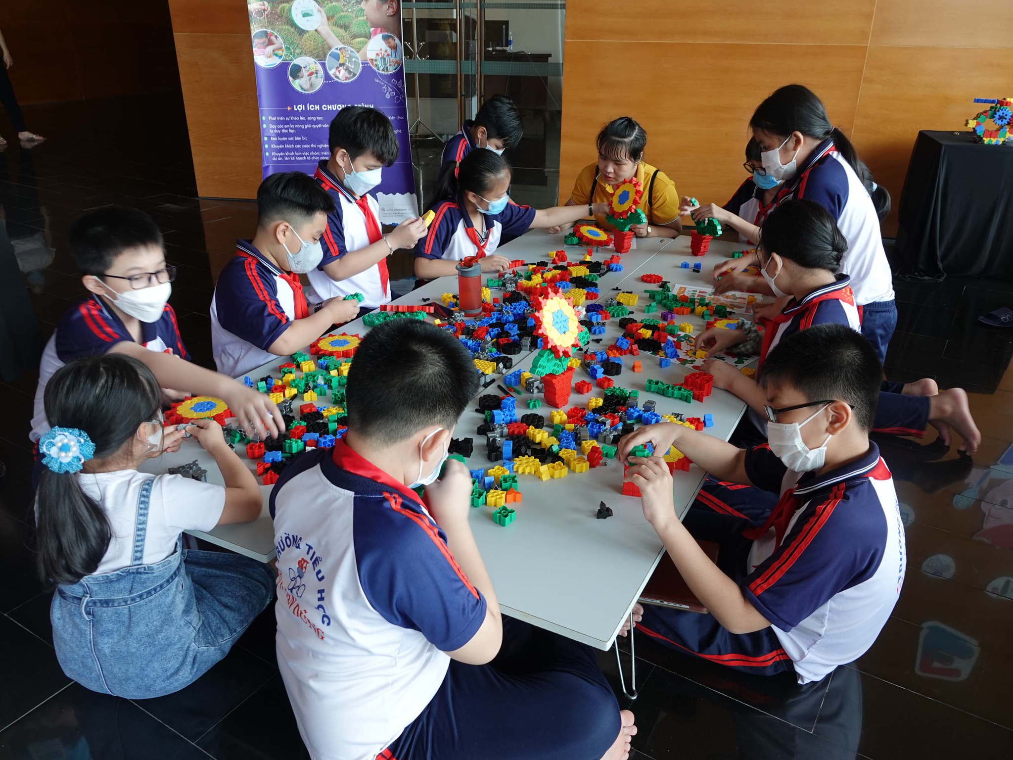 Học sinh thực hành thí nghiệm STEM/STEAM