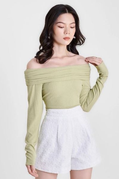 Quần giả váy phối cùng áo trễ vai