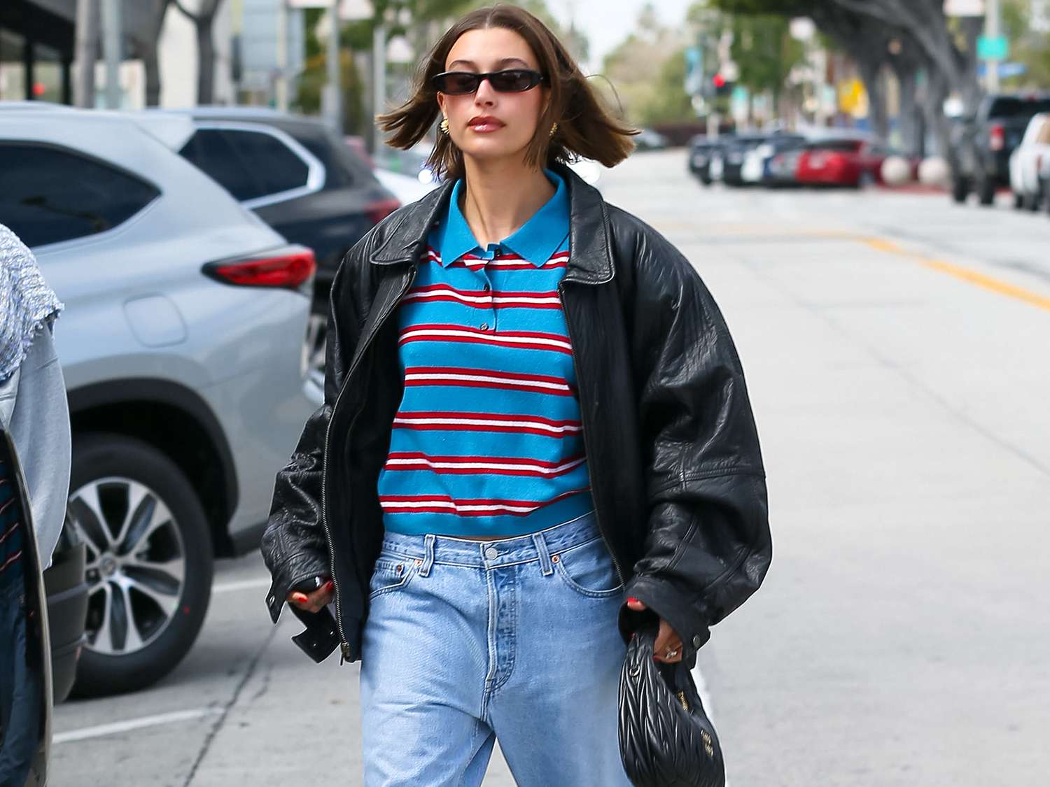 Hailey Bieber ứng dụng phong cách Preppy hiện đại đầy năng động