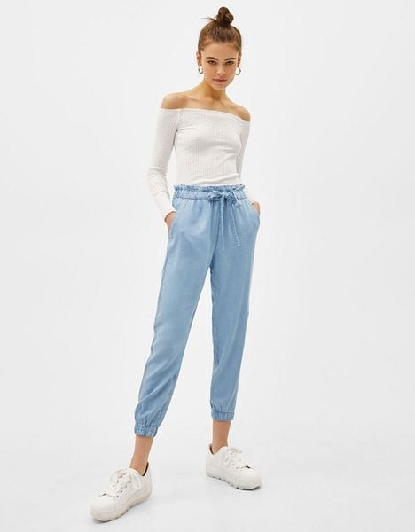 Áo thun trễ vai phối cùng quần jogger