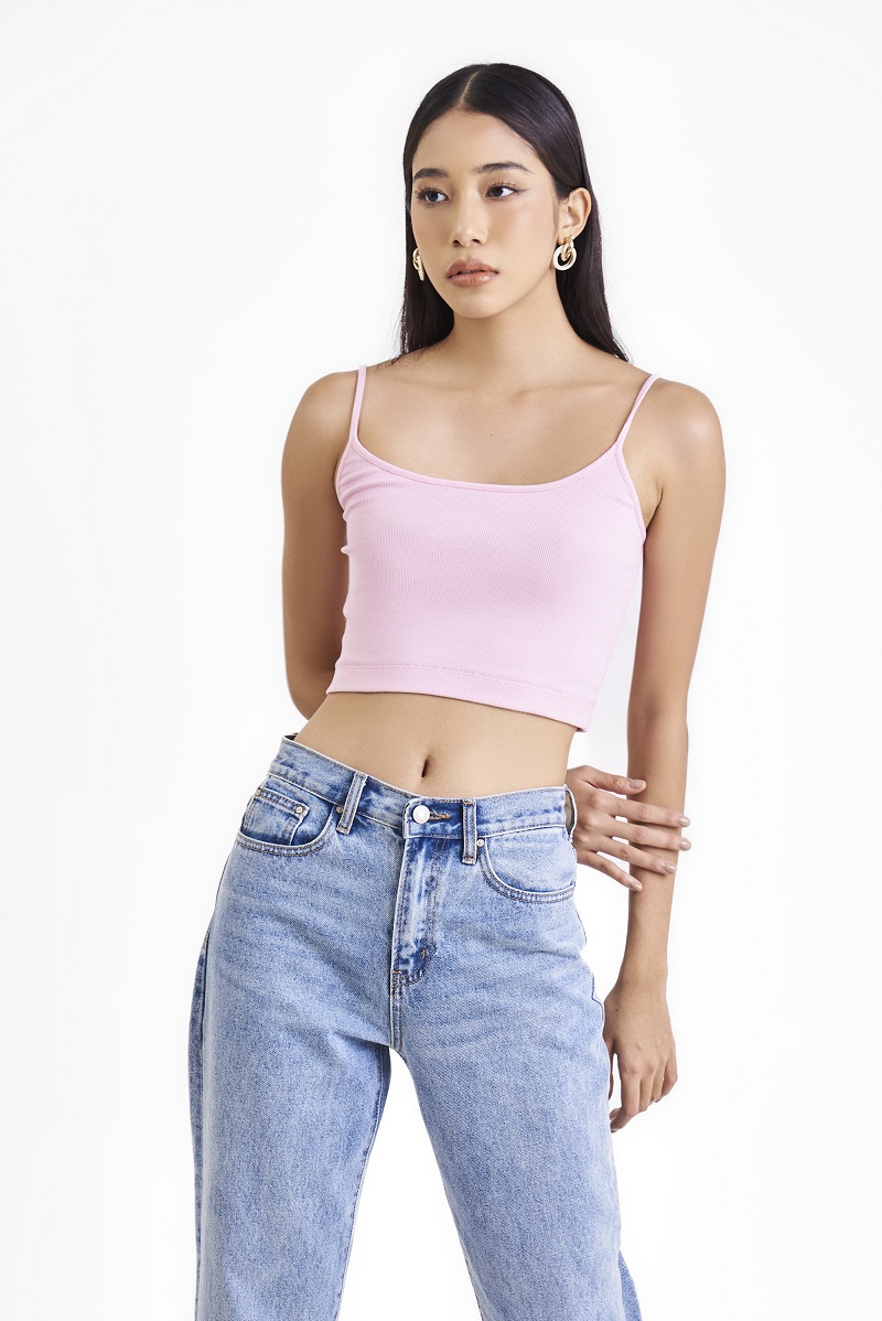 Quần jean phối cùng croptop trẻ trung