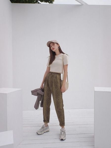 Quần baggy vải nữ phối áo thun và giày thể thao