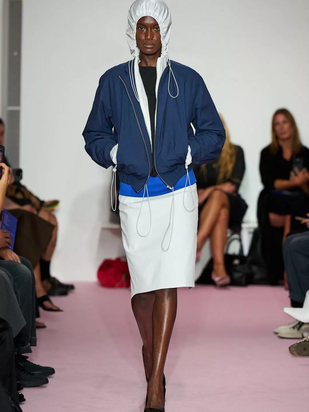 Tinh thần athletic minimalism được tái hiện trên sàn runway