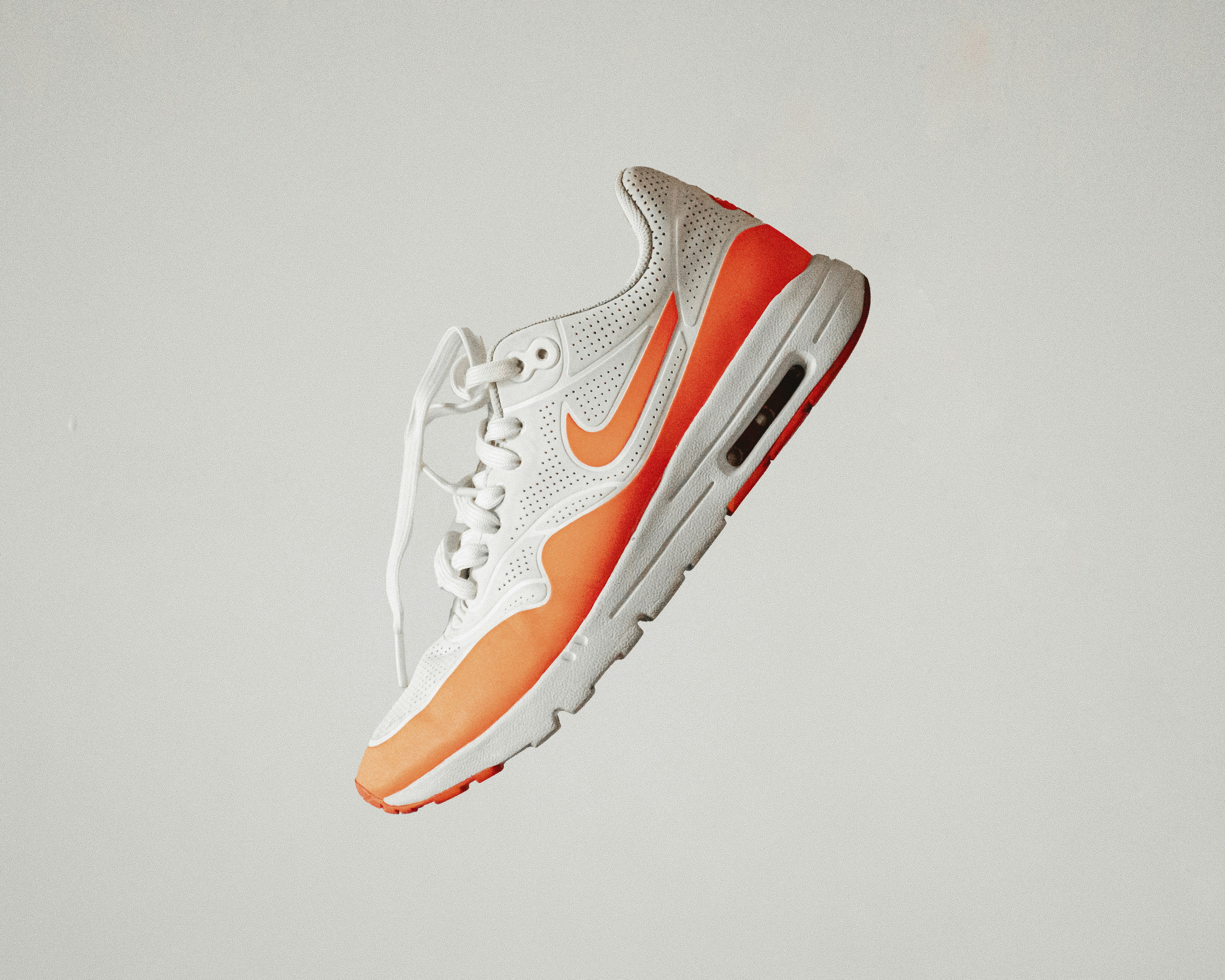 Sneaker thiết kế tối giản