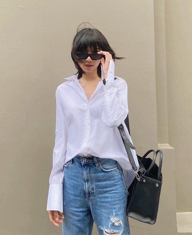 Sơ mi trắng và quần jeans là công thức kinh điển cho ngày đầu đến lớp