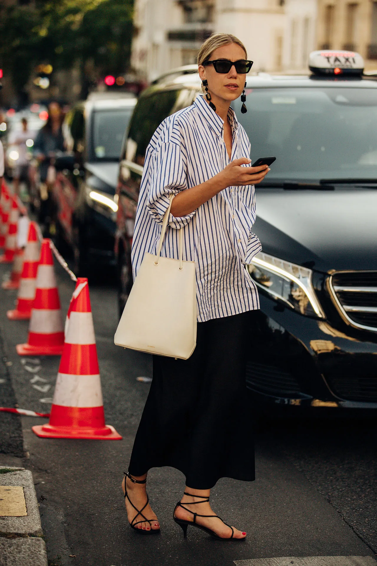 Street style với giày cao gót đế thấp mang tinh thần nhẹ nhàng, hiện đại