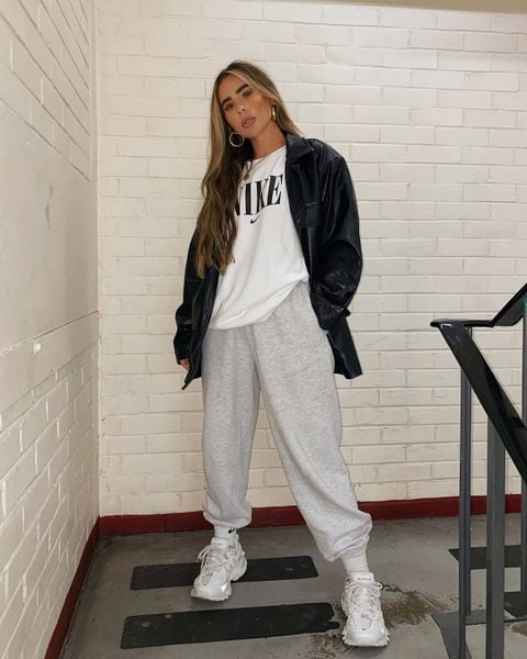 Quần joggers phối áo tay dài và sneaker