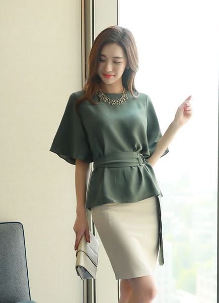 Áo kiểu công sở phối với chân váy bút chì
