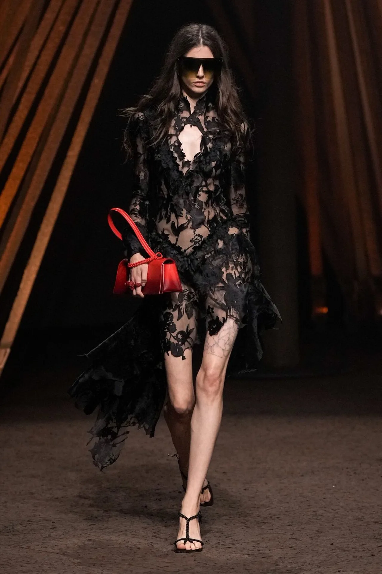 Những cánh hoa đen gợi cảm, hoang dại và phủ đầy bí ẩn, lan tỏa trên thiết kế thuộc BST Alexander McQueen Xuân Hè 2026