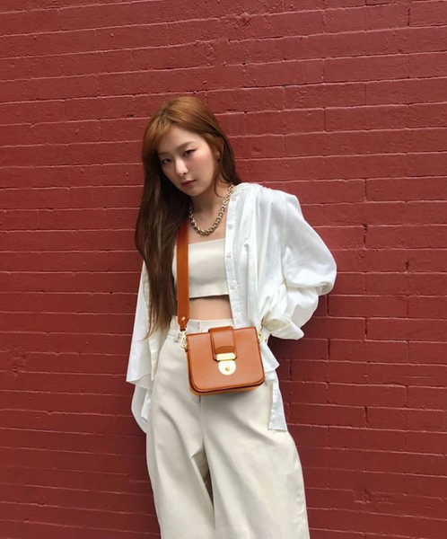 Áo crop top cùng áo sơ mi