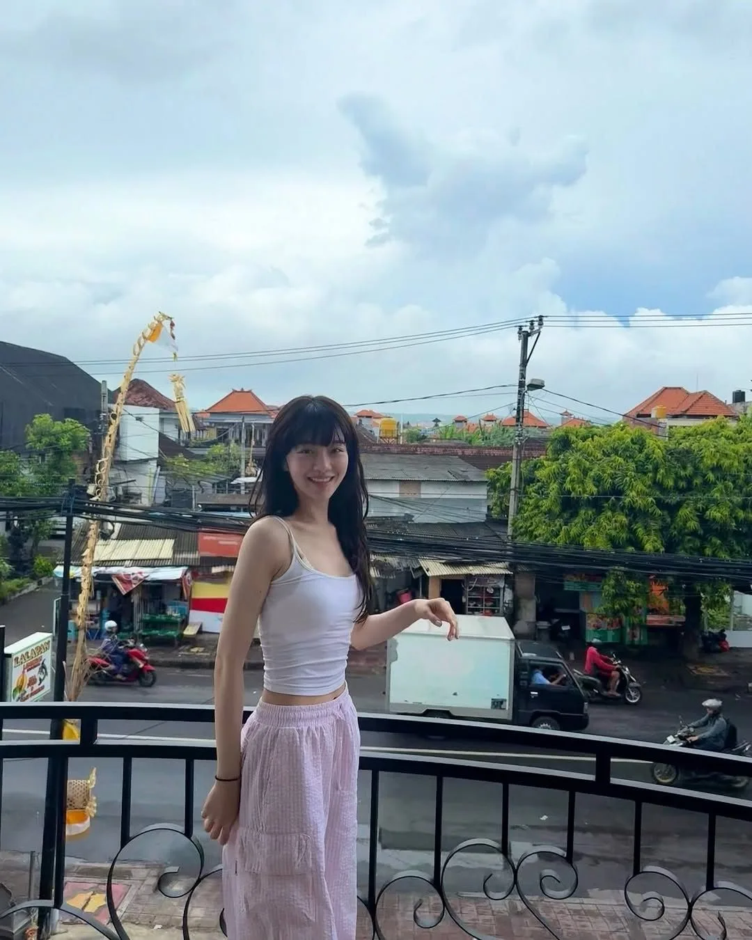 Phong cách áo hai dây kết hợp quần ống rộng cạp cao thanh lịch