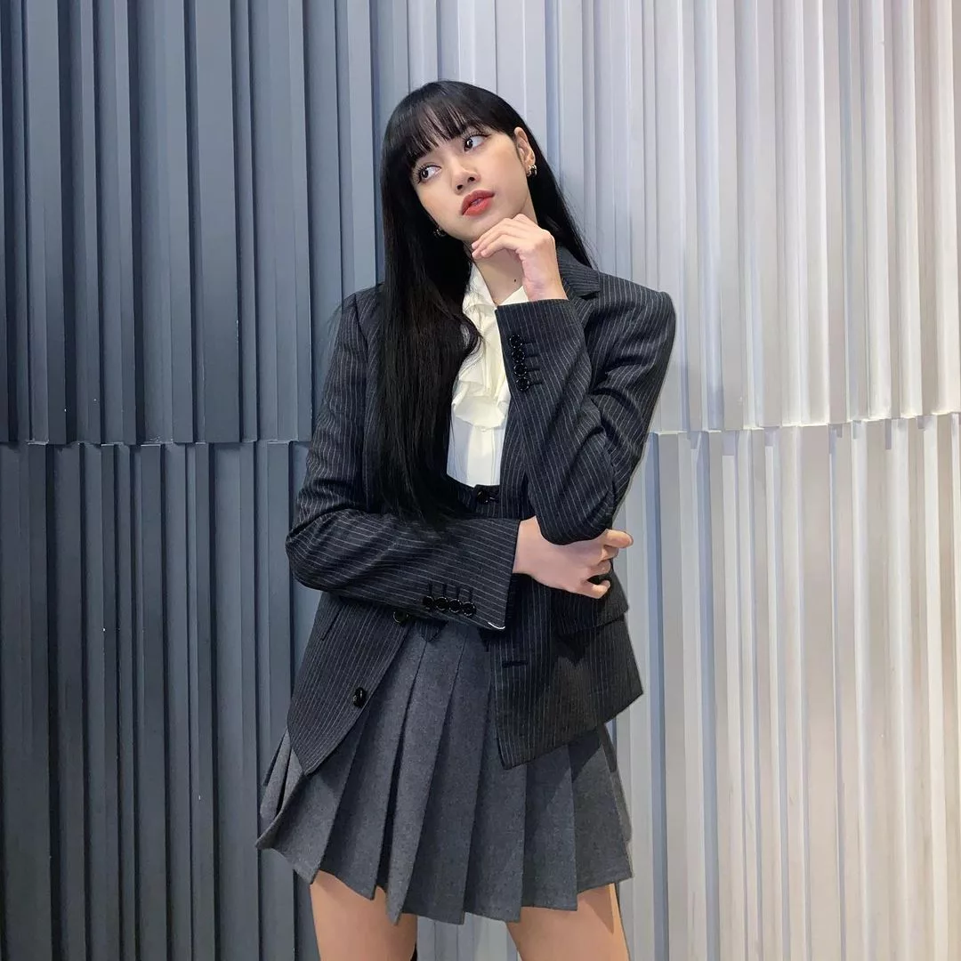Lisa diện đồ phong cách học sinh