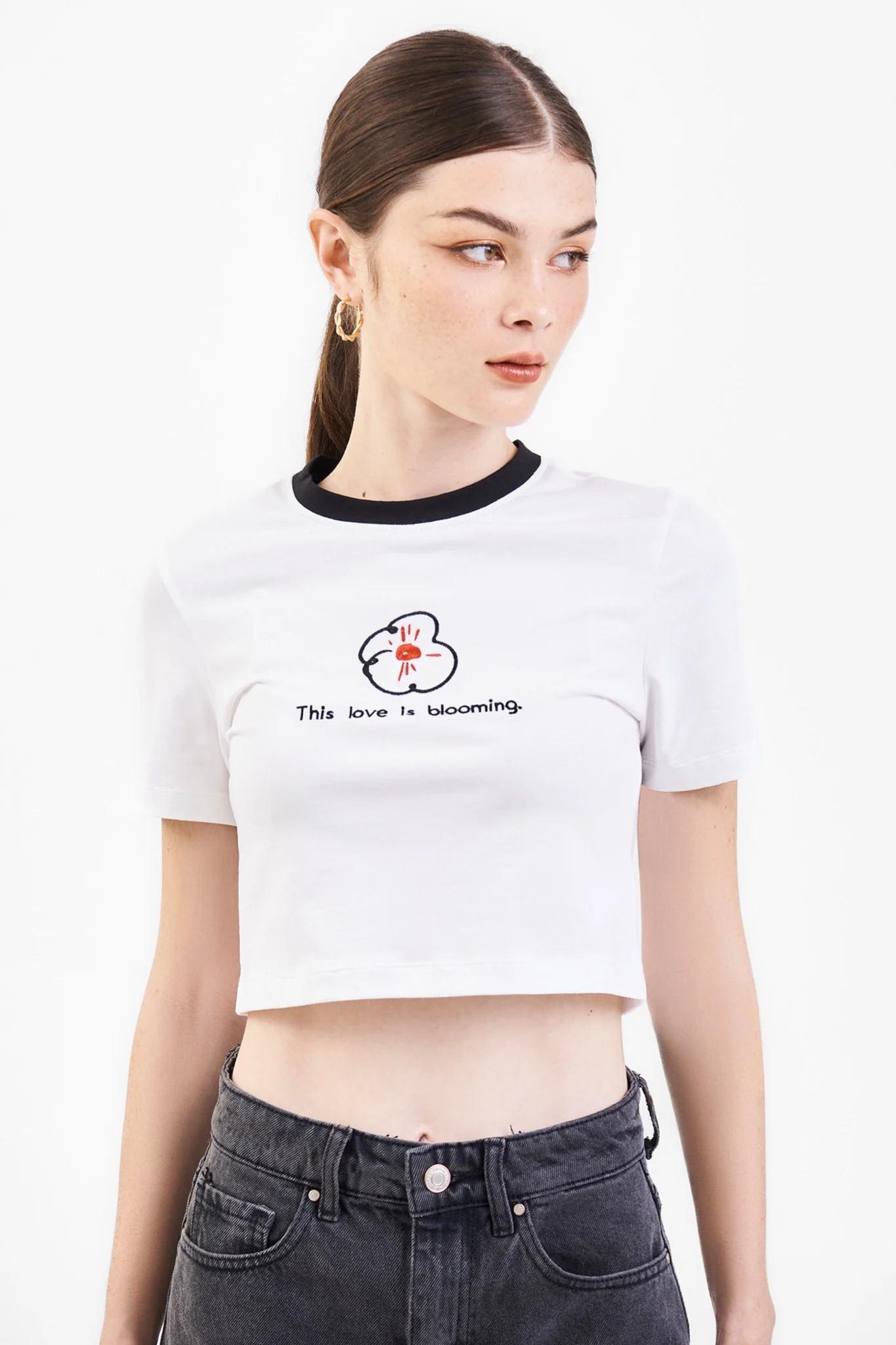 Áo phông dáng croptop giúp phân chia lại tỷ lệ cơ thể hiệu quả